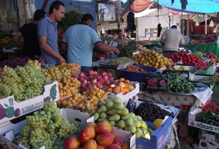 الزراعة بغزة تهدد المحتكرين بإغراق السوق