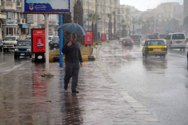 الطقس: استمرار المنخفض الجوي مصحوب بأمطار متفرقة فوق مختلف المناطق
