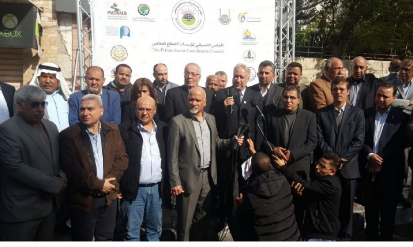 القطاع الخاص يطالب بتسهيل تنقل التجار عبر المعابر وحل أزمة السيولة