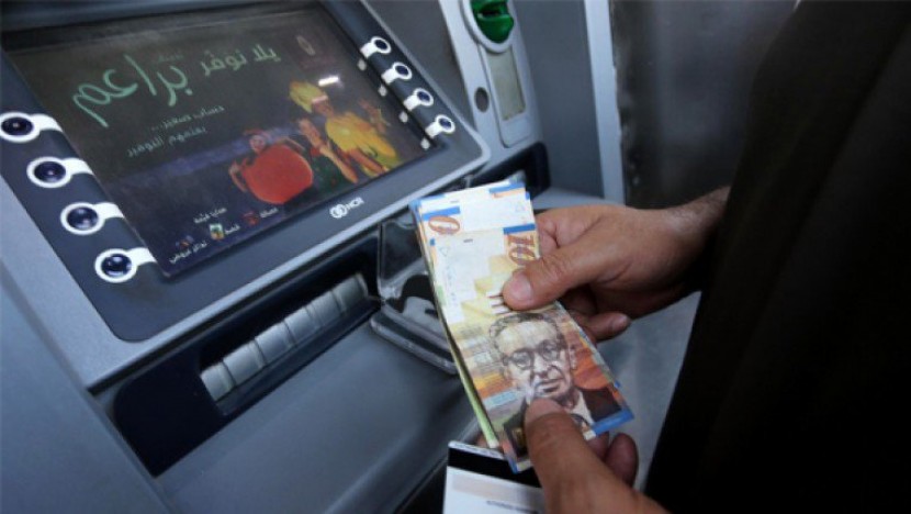 المالية: 60% من الرواتب غدا في البنوك