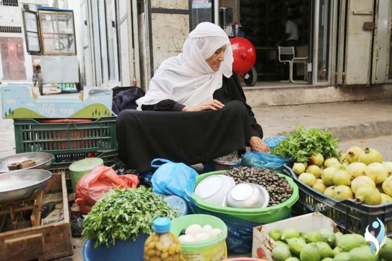 ​عاملات الأسواق بغزة.. مسيرة عطاء لم يوقفها لين عظامهن