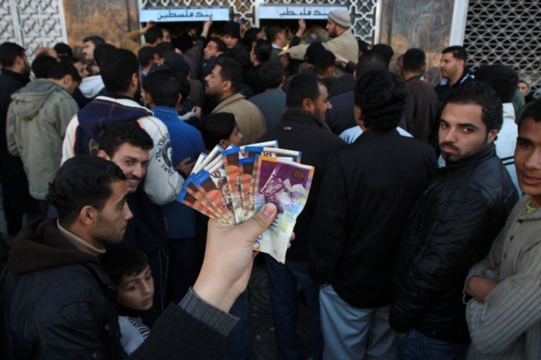 الاقتصاد الفلسطيني يتعرض لضربات خارجية مدروسة لفكفكته