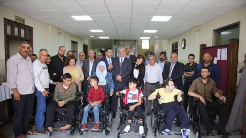 تقديم كراسي كهربائية لذوي الإعاقة في طولكرم