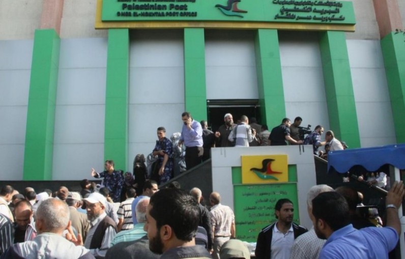 استكمال صرف المنحة القطرية من مكاتب البريد