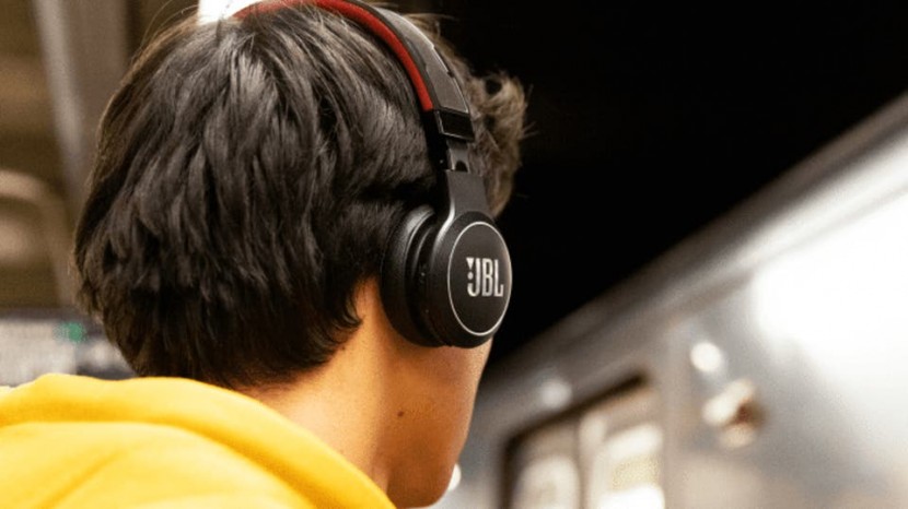 JBL تطور سماعة أذن لاسلكية تعمل بالطاقة الشمسية