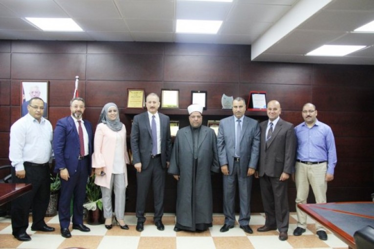 ادعيس يبحث مع البنك الإسلامي العربي سبل التعاون المشترك
