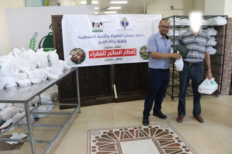 خدمات الطفولة وزكاة الدرج توزعان وجبات الإفطار للأسر المحتاجة
