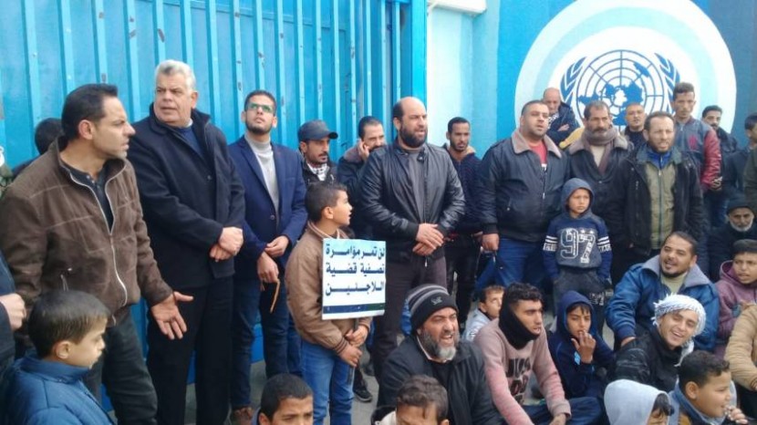متضررو عدوان 2014 يفترشون الأرض لمطالبة أونروا بصرف بدل الإيجار