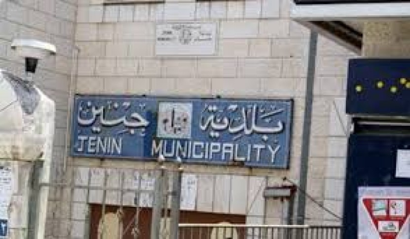 موظفو بلدية جنين يُضربون عن العمل لتأخر رواتبهم