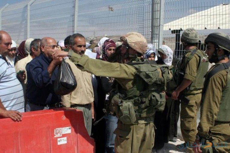 نوايا اسرائيلية لاستخدام أموال العمال الفلسطينيين لتطوير الحواجز