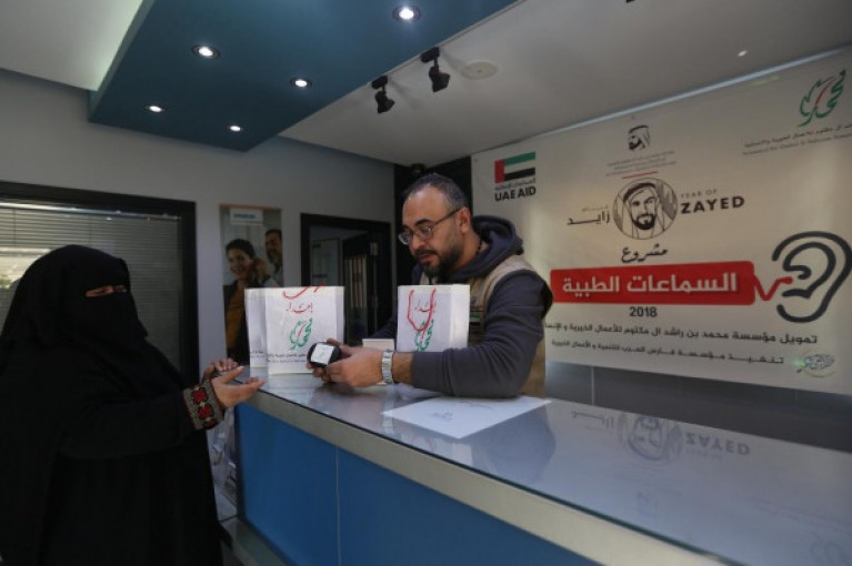 خيرية محمد بن راشد تسلم السماعات الطبية لمحتاجيها من ضعاف السمع