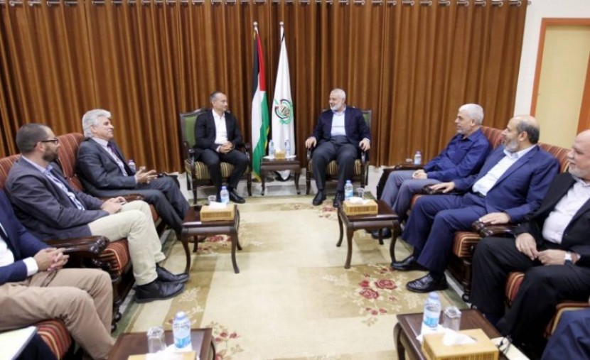 ملادينوف والوفد الأمني المصري يجتمعان مع هنية بغزة