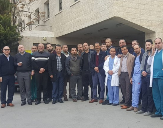 اطباء مستشفى الخليل يحتجون على قانون السلامة والحماية الطبية