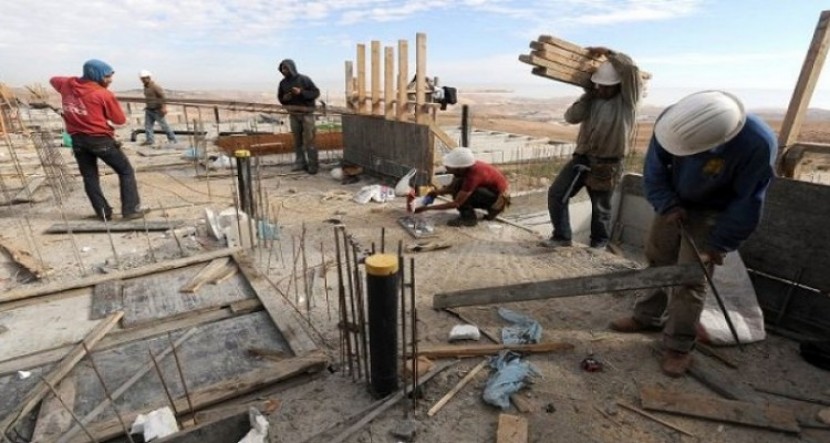 أبعاد تحويل أجور العمال داخل إسرائيل عبر البنوك الفلسطينية