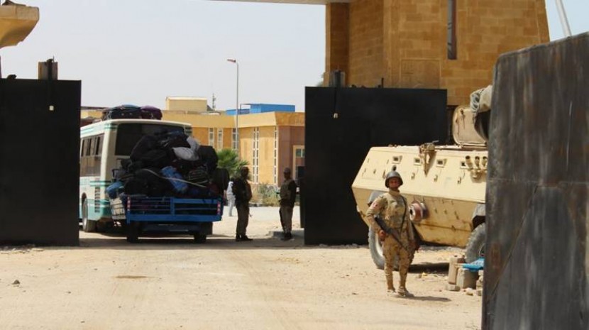 صحيفة: تحسينات في السفر عبر معبر رفح والسلطة لن تقطع الرواتب