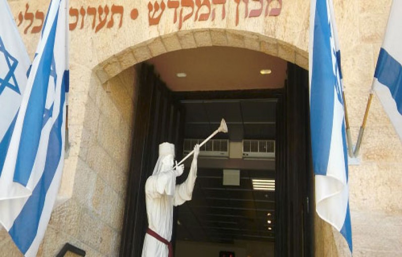 هآرتس: إسرائيل تسرق الآثار الفلسطينية