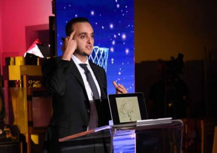 طبيب من غزة يبتكر نظارات للكشف عن الجلطة الدماغية