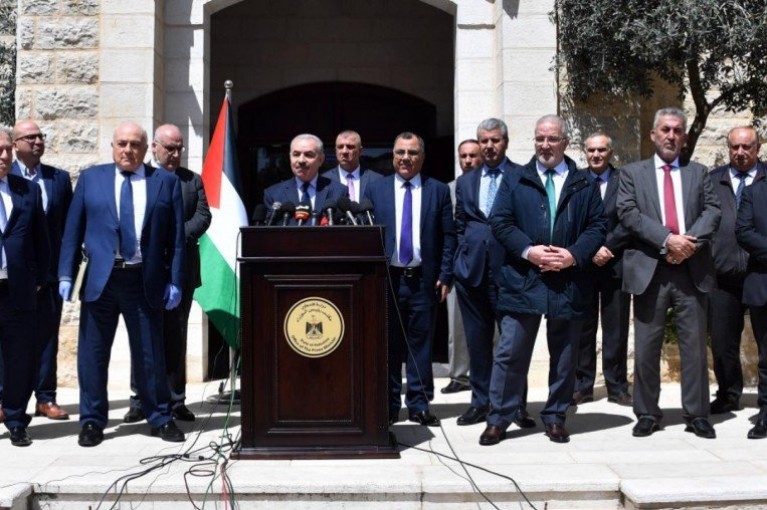 كورونا يرهق اقتصاد فلسطين.. احتجاجات وأزمة رواتب