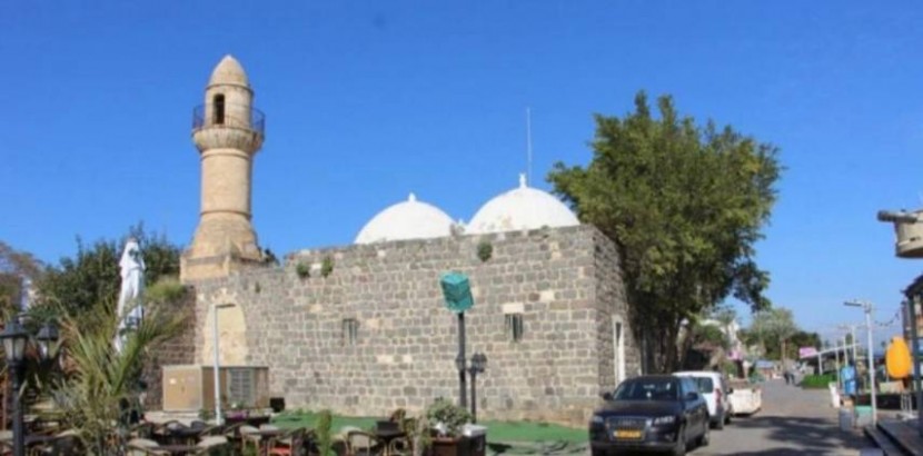 اتفاق يقضي بتراجع بلدية طبرية عن تحويل مسجد البحر لمتحف