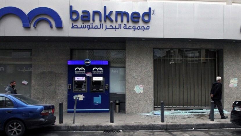 اللبنانيون يسحبون ودائع بالمليارات من المصارف اللبنانية