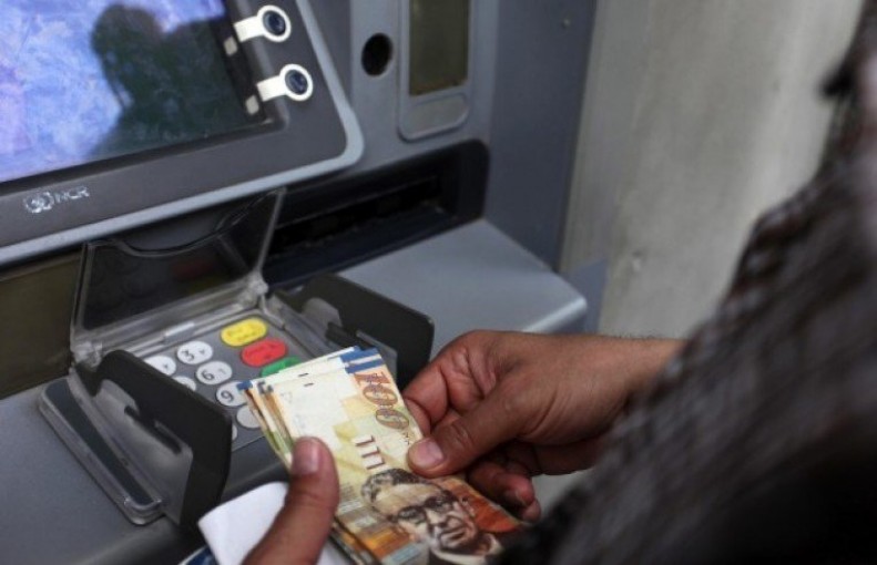 الاحتلال يعلق تنفيذ الأمر العسكري ضد البنوك 45 يوماً