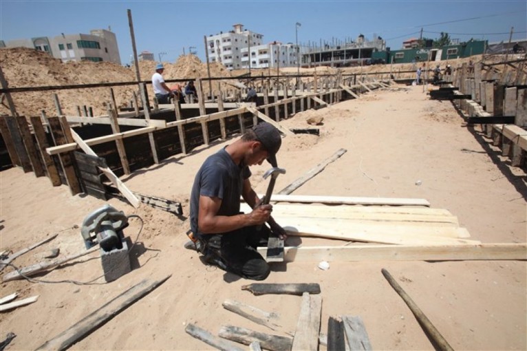 في غزة.. مواطنون يكافحون لدفع الفقر
