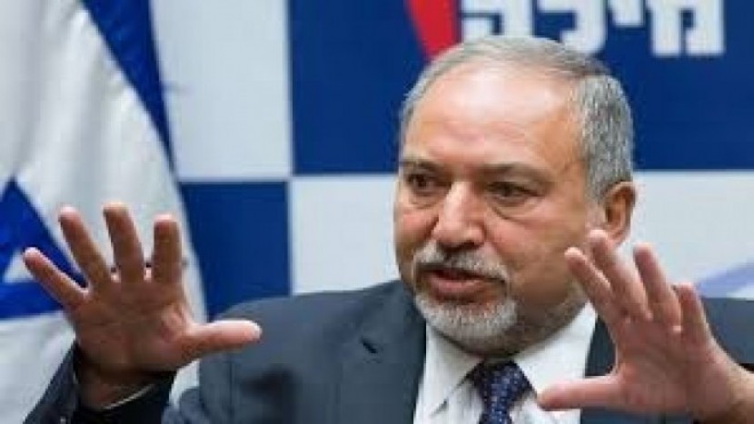 ليبرمان يضع شرطاً لإعادة إدخال الوقود القطري إلى قطاع غزة. ما هو ؟