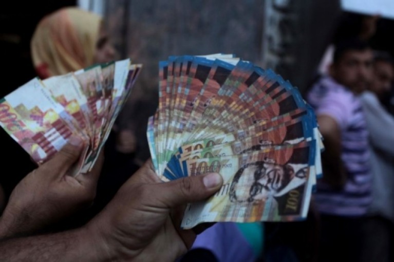النقد: حل كافة أشكاليات خصم القروض والشيكات على الموظفين