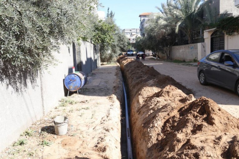بلدية النصيرات تواصل تنفيذ خطوط مياه بمناطق متفرقة