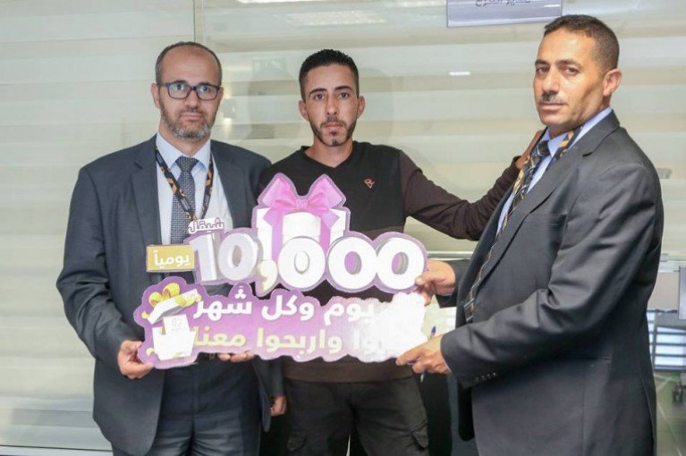 البنك الاسلامي العربي يجري السحب على الجائزة الشهرية بقيمة 100,000 شيكل