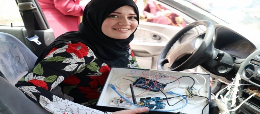 فتاة تبتكر نظام حماية للأطفال من ضربة الشمس والاختناق في المركبات
