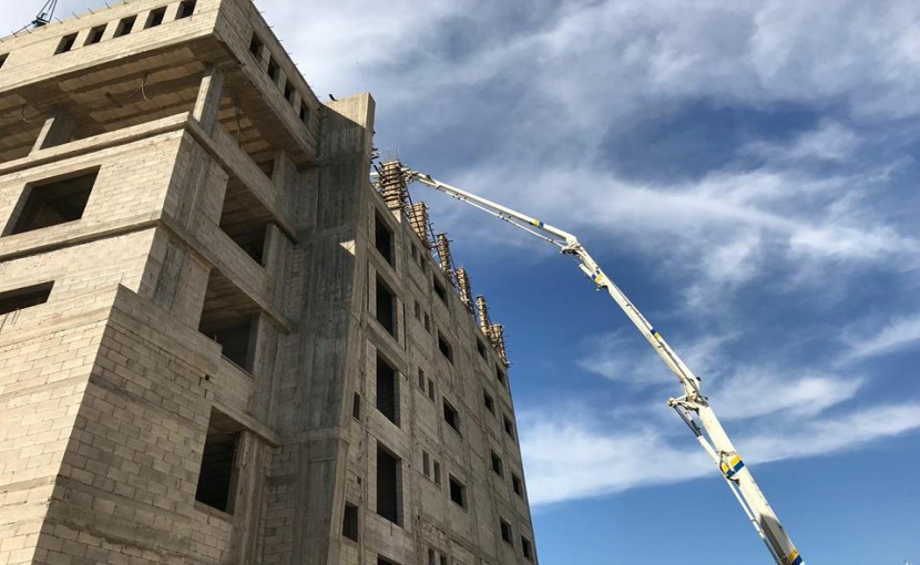 بالصور: الانتهاء من صب سقف روف مقر جمعية رجال الاعمال الجديد