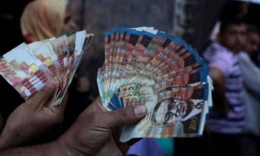 130 ألف عامل فلسطينيّ في إسرائيل سيتلقّون رواتبهم عبر البنوك