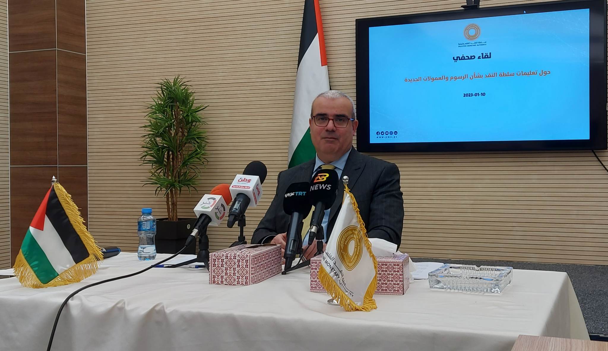 سلطة النقد تلعن فرض عمولات نقدية على الإيداع بالشيكل