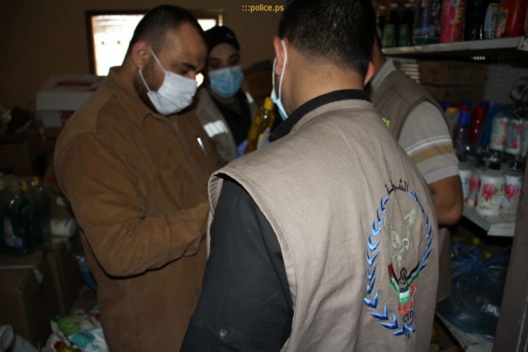 غزة : إخطار 4 منشآت بالإغلاق وتوقيف محمص مكسرات