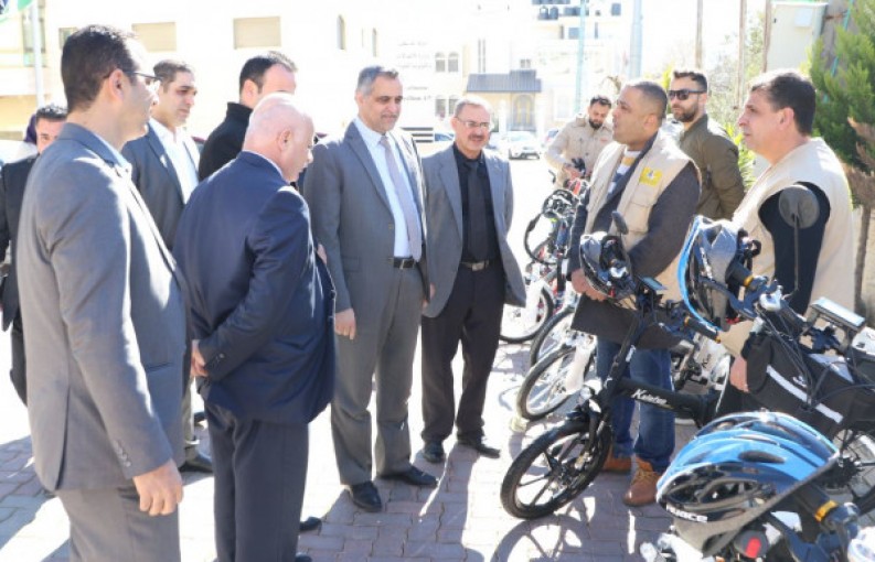 وزير الاتصالات يسلّم البريد عشر دراجات كهربائية