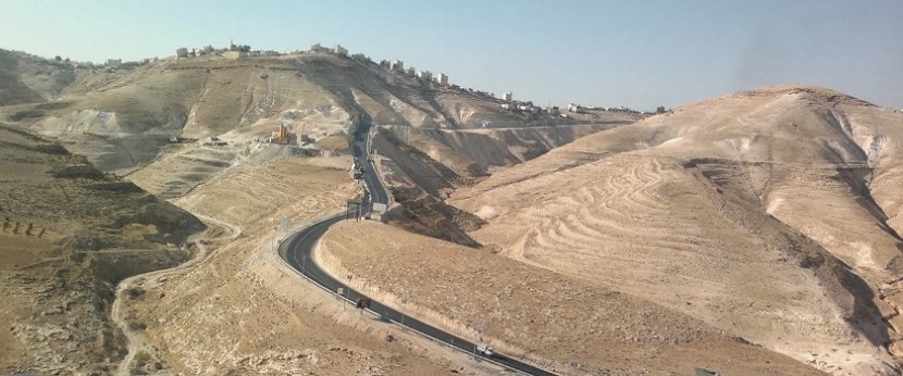 استكمال الدراسات التصميمية لطريق وادي النار البديل