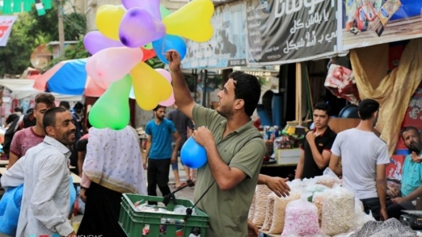 موسم العيد فرصة للتجار لجبر بضائعهم المكدسة