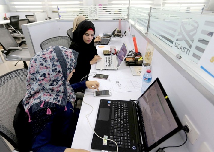 الإغلاق في غزة يغيّر عادات التسوّق ويبشر بتنمية قطاع التكنولوجيا المحلي