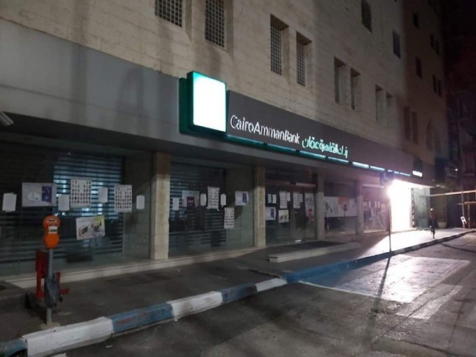 فروانة: البنوك تواصل إغلاق حسابات الأسرى ولم تلتزم بقرار الحكومة