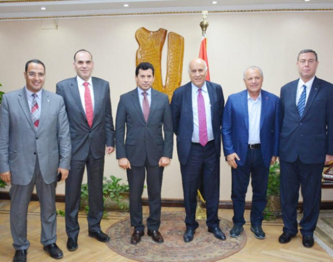 الرجوب يبحث سبل تعزيز التعاون مع وزارة الشباب والرياضة واتحاد الكرة المصريين