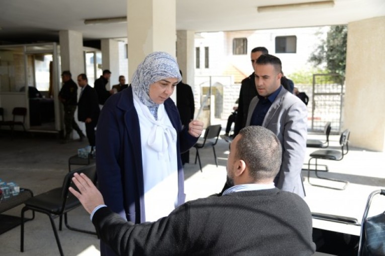 د.غنام تسلم عددا من الكراسي الكهربائية لذوي الاحتياجات الخاصة