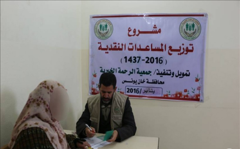 الرحمة الخيرية توزع مساعدات نقدية لأيتام وأسر فقيرة بغزة