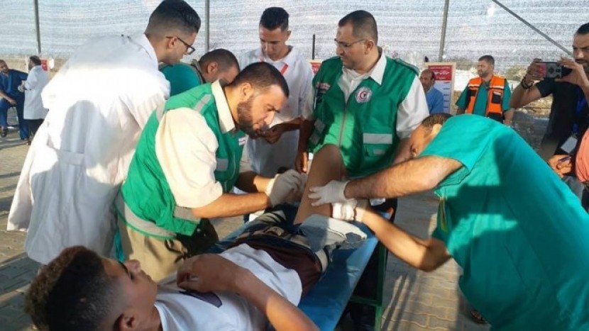صور: الخدمات الطبية لوزارة الداخلية تتعامل مع 77 إصابة في جمعة انتفاضة القدس