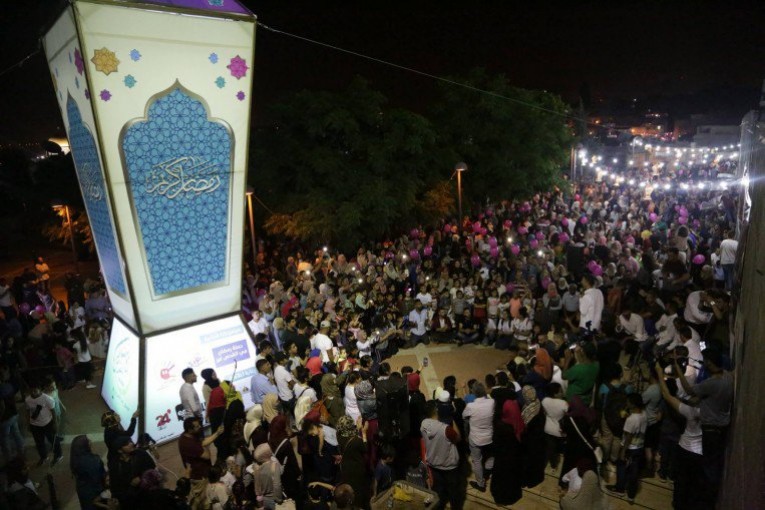 إضاءة أكبر فانوس رمضاني بفلسطين برعاية من البنك الإسلامي العربي