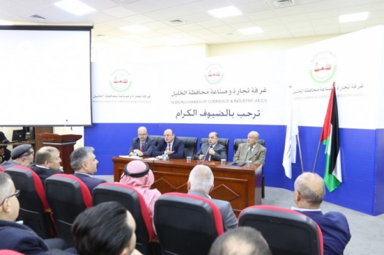 الشوا يفتتح ورشة في غرفة تجارة الخليل ويُوقع مذكرة مع جامعة بوليتكنك