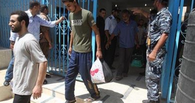 الداخلية بغزة تفرج عن 70 نزيلاً من الغارميين بتمويل سعودي