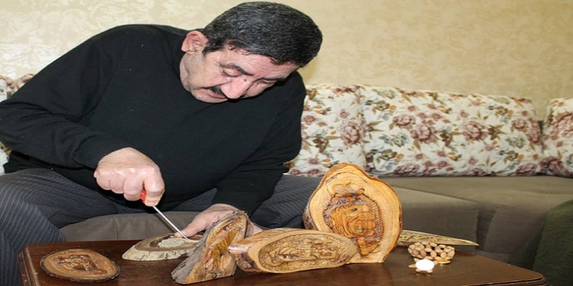 مفيد النجار سبعيني يحترف تشكيل نواة الزيتون وخشبه