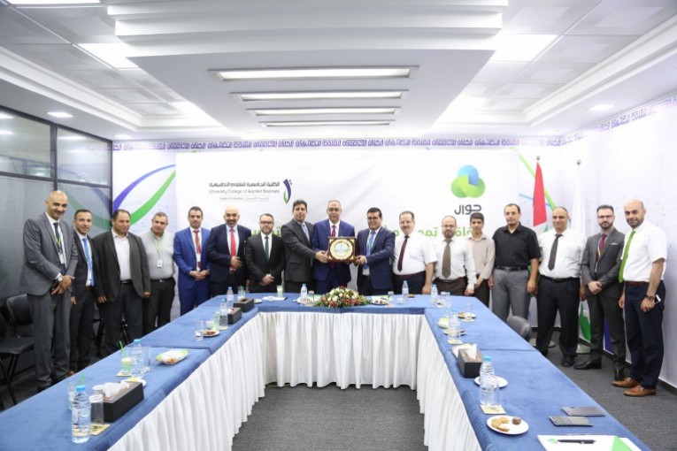 جوال والكلية الجامعية للعلوم التطبيقية توقعان اتفاقية دعم و تعاون مشترك