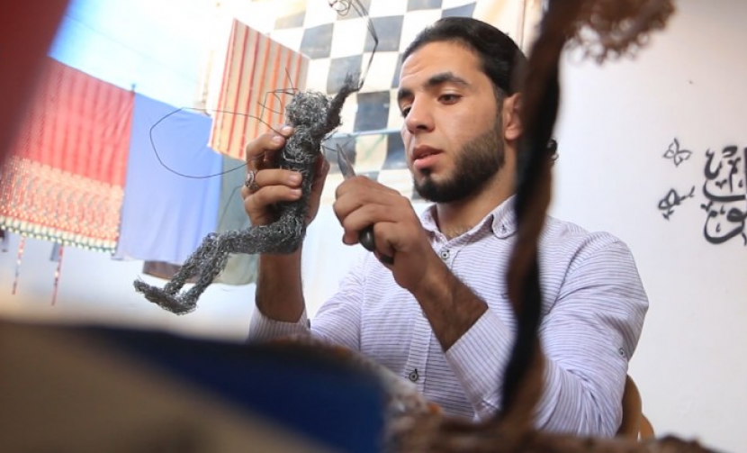 النباهين.. فنّان تشكيلي جعل من الأسلاك صورًا مبهرة